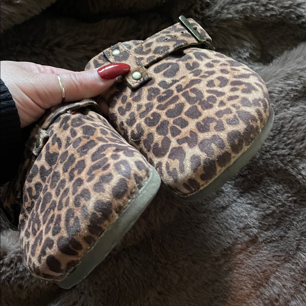 Leopard Print Slip-On Clogs - Picture 4 of 4